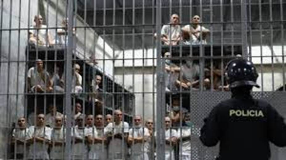 Coming face to face with inmates in El ...