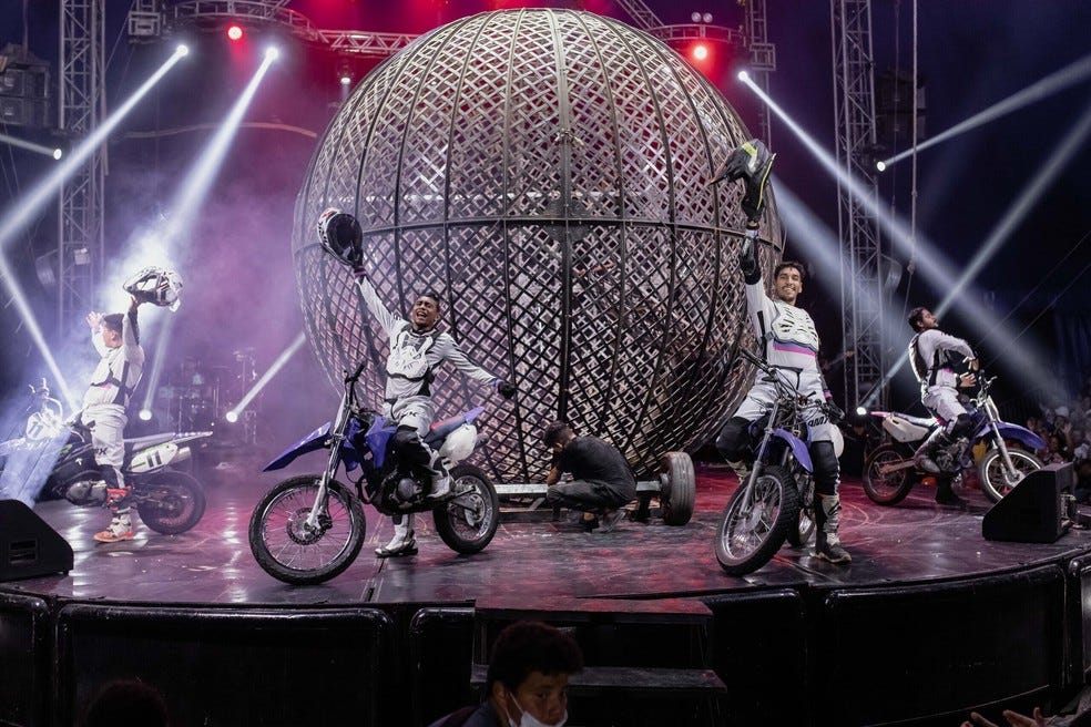 Globo da morte é uma das atrações do Circo Kroner — Foto: Circo Kroner/Divulgação