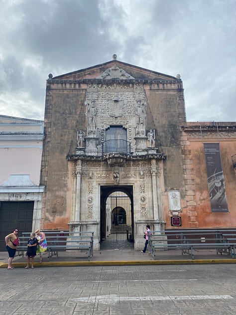 Photos of the exterior of the Case de Montejo