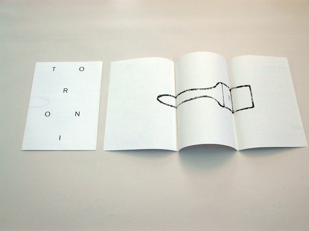 Niele Toroni, (invitation card), Graphic design by Inge Ketelers, Concept of the catalogue in dialogue with the artist, Museum Dhondt-Dhaenens, Sint-Martens-Latem, 2000 [Saint-Martin Bookshop, Bruxelles-Brussel. Art: © Niele Toroni]