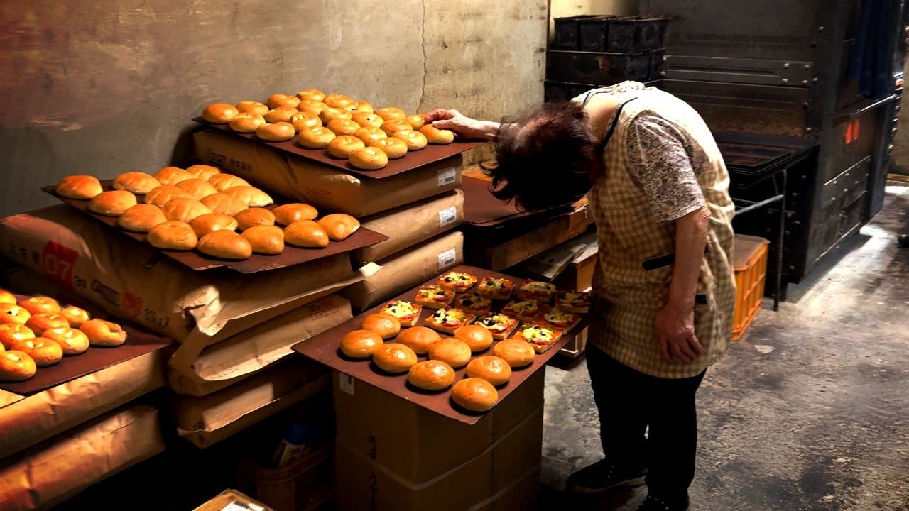 84-Year-Old Grandma Still Baking 400 Buns a Day in Japan 84-Year-Old Grandma Still Baking 400 Buns a Day in Japan