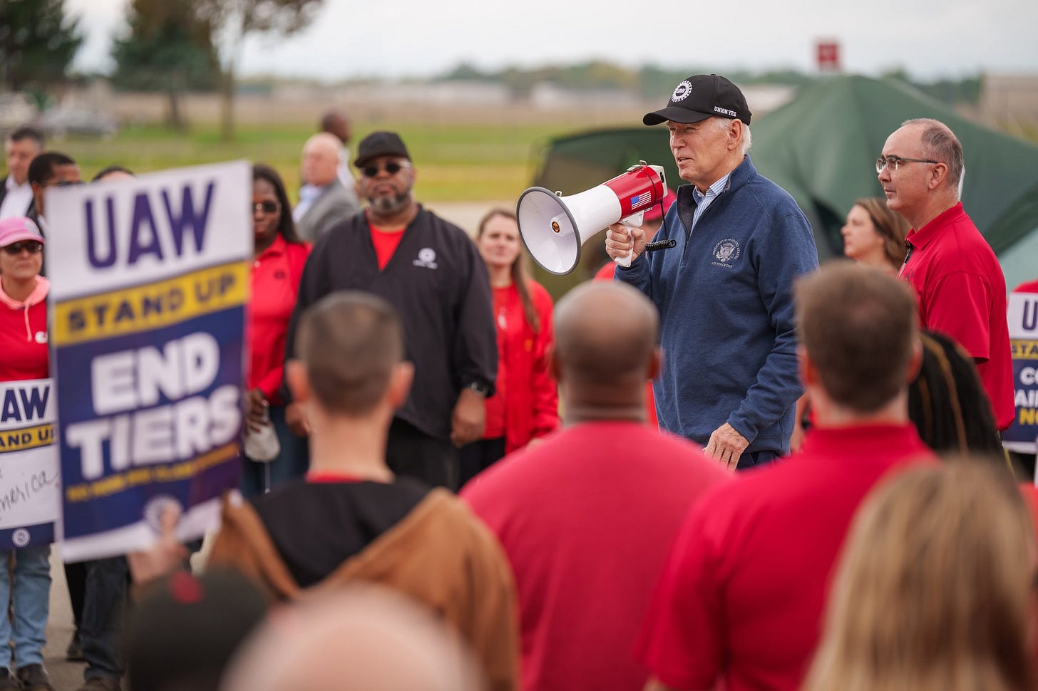 Biden makes historic visit to metro Detroit picket line to rally with striking auto workers • Pennsylvania Capital-Star Biden makes historic visit to metro Detroit picket line to rally with striking auto workers • Pennsylvania Capital-Star