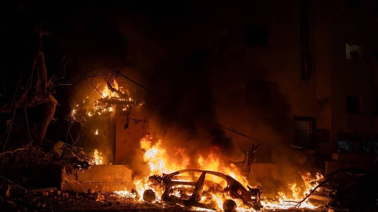 Un incendie provoqué par une frappe de missile iranien à Tel Aviv, en Israël, samedi 28 février 2026.