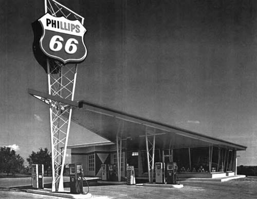 A swept wing Phillips 66 station, early 1960s A swept wing Phillips 66 station, early 1960s