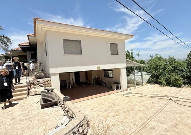 A house with a garage

AI-generated content may be incorrect.