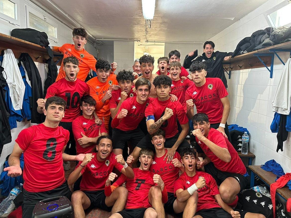 Los jugadores del Juvenil A celebrando la victoria en Castellón Los jugadores del Juvenil A celebrando la victoria en Castellón