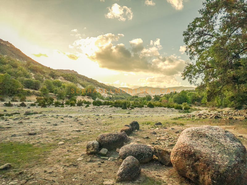 Espectacular i ampla llera del riu Valira de Cornudella plena d'enormes blocs de pudinga resultat d’arrossegaments de materials d’antigues morrenes de glaceres. Al fons, la Serra del Cis. Areny de Noguera, La Terreta. Ribagorça d'Osca, Aragó. Espectacular i ampla llera del riu Valira de Cornudella plena d'enormes blocs de pudinga resultat d’arrossegaments de materials d’antigues morrenes de glaceres. Al fons, la Serra del Cis. Areny de Noguera, La Terreta. Ribagorça d'Osca, Aragó.