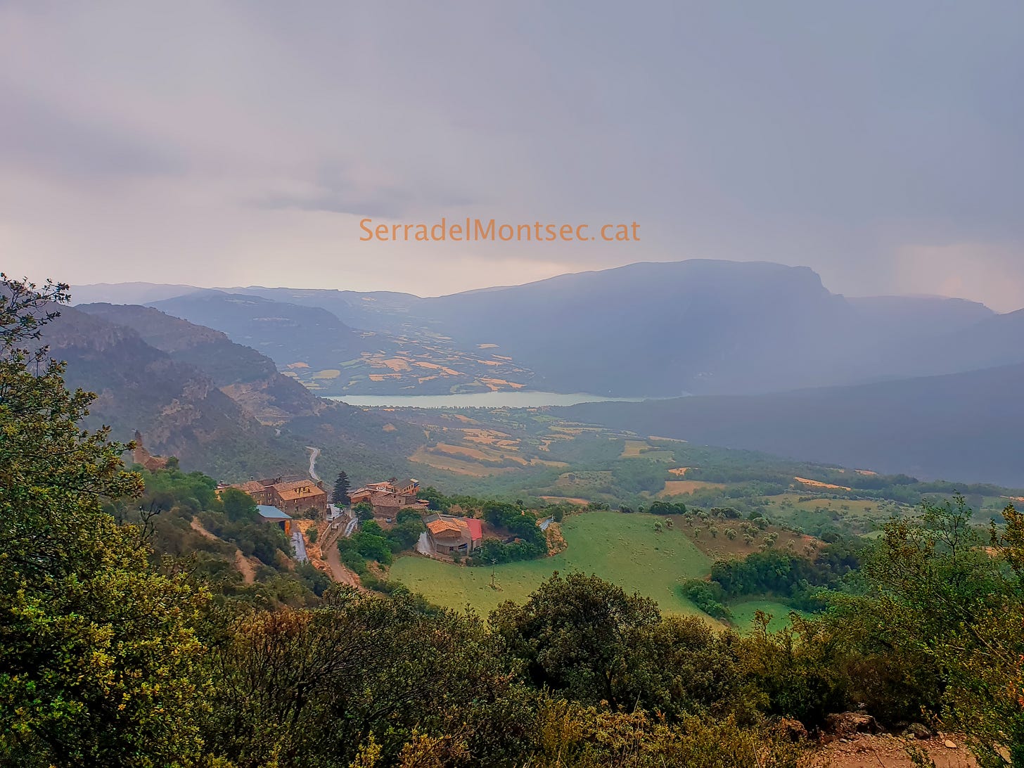 Panoràmica des del poble d’Estorm on es pot veure perfectament l’entrada orogràfica de La Feixa des del Pantà de Terradets. Al fons el Montsec de Rúbies (o de Meià). Sant Esteve de la Sarga, Pallars Jussà. Lleida, Catalunya.