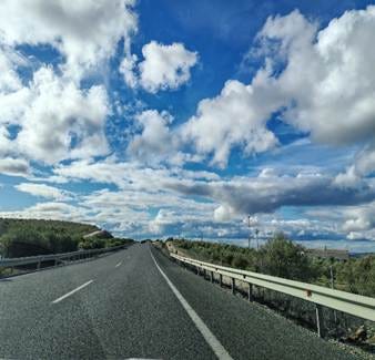 Una carretera con barandilla y árboles a los lados. El contenido generado por IA puede ser incorrecto.