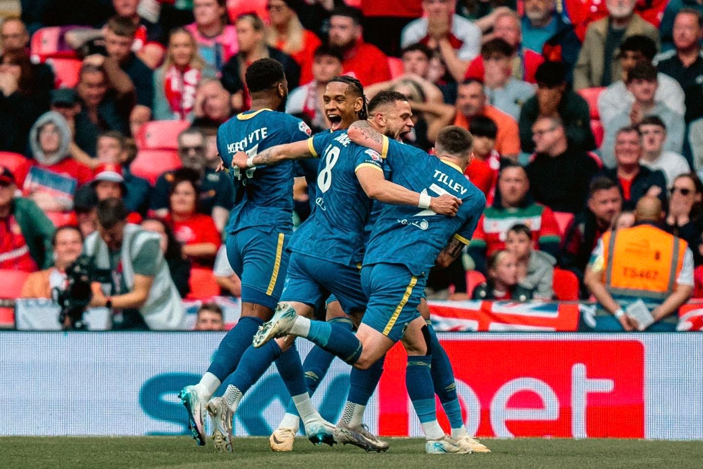 May be an image of ‎1 person, playing American football, playing football and ‎text that says "‎SIFOYTE MROVTE TE ליוך به τιεν TILLEV Det‎"‎‎