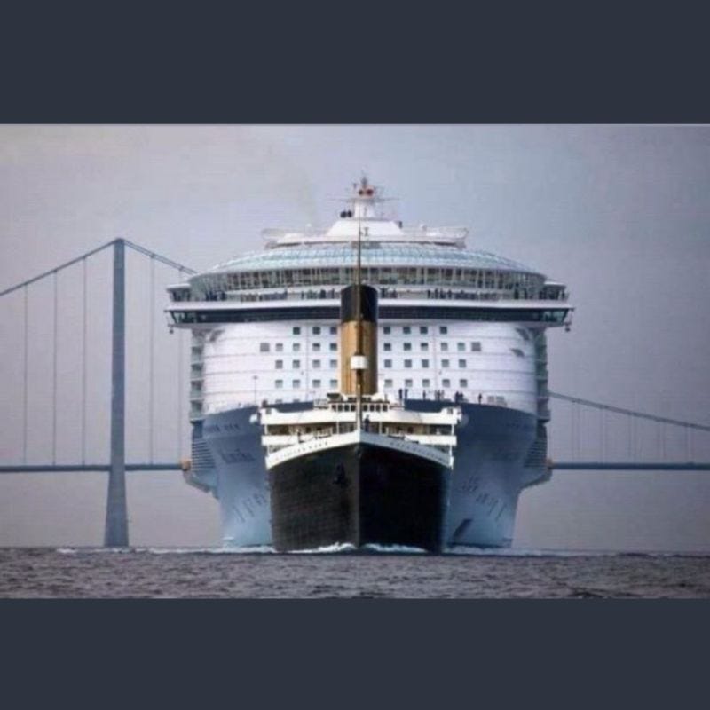 Imagem comparando o tamanho do Titanic com um navio de cruzeiro moderno, evidenciando como tudo ficou maior — uma metáfora para a proliferação de documentos jurídicos extensos e desnecessariamente complexos.