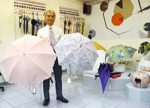 國巨洋傘董事長李銘智展示產品|來源:Chiu Yi-tung / Taipei Times 國巨洋傘董事長李銘智展示產品|來源:Chiu Yi-tung / Taipei Times