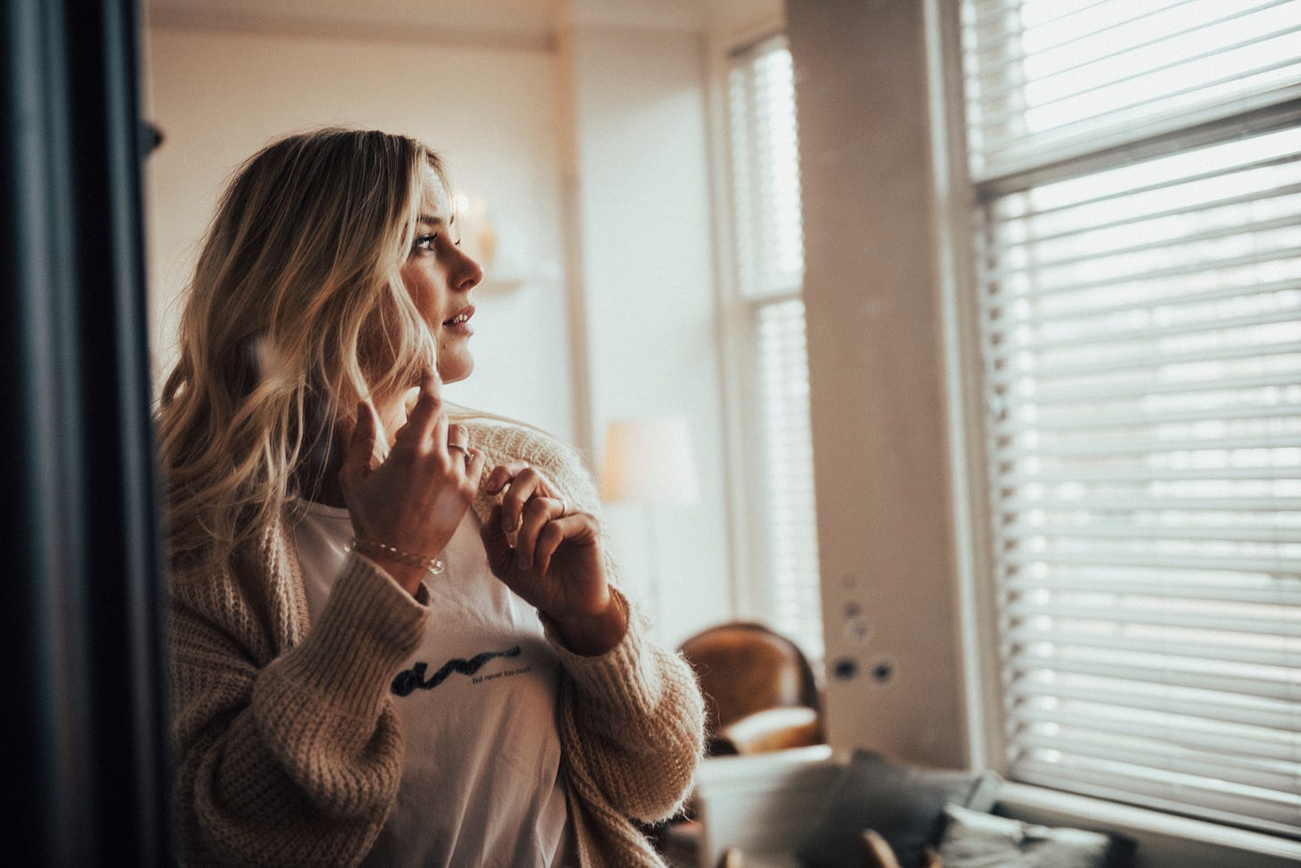 Vrouw neemt een mindful pauze – rust, stressvermindering en Ayurveda in praktijk