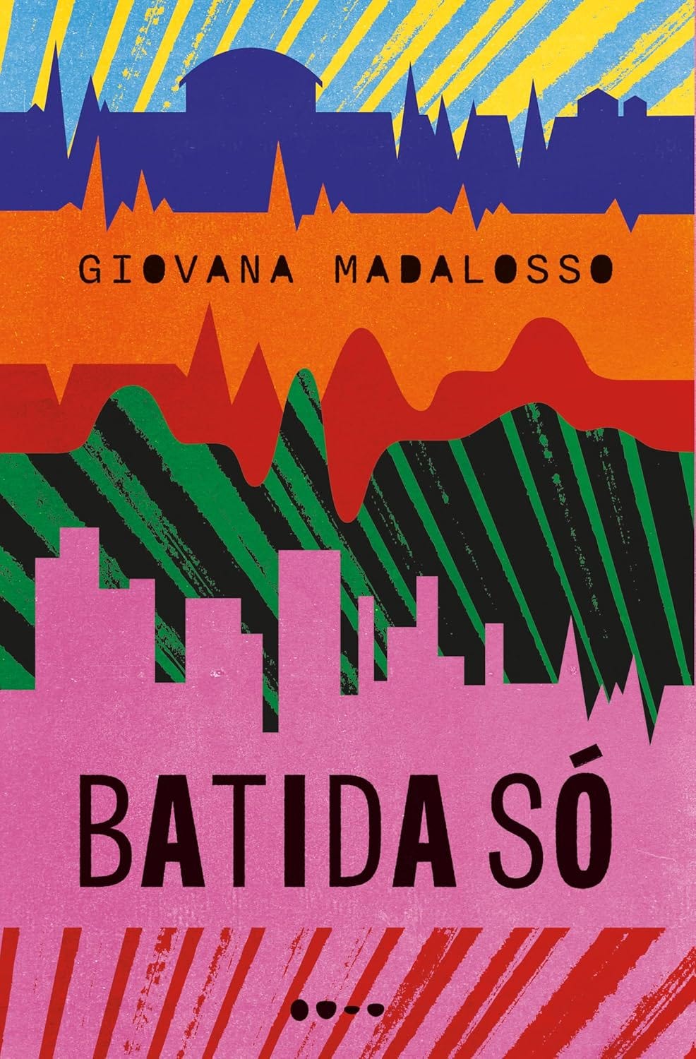 #descrevemospravocê  Capa do livro Batida Só, de Giovana Madalosso. A composição gráfica é vibrante, com camadas de formas geométricas coloridas que remetem a paisagens urbanas e naturais estilizadas. O nome da autora está centralizado na parte superior, em letras pretas espaçadas sobre uma faixa laranja. Acima dela, há uma silhueta de cidade em azul escuro, com picos que lembram torres e edifícios, sobre um fundo amarelo com listras diagonais em azul, sugerindo céu com sol ou luz.  Abaixo do nome da autora, sobre faixas vermelhas, verdes e pretas, formas pontiagudas simulam montanhas ou ondas. Na parte inferior, a silhueta de prédios em rosa claro forma um horizonte urbano, recortado sobre o mesmo fundo verde com listras pretas diagonais. No centro inferior da imagem, está o título BATIDA SÓ em letras grandes e pretas, e logo abaixo, três pontos pretos dispostos horizontalmente.  A composição tem um estilo gráfico moderno, com texturas que simulam desgaste e pintura sobre papel. As cores predominantes são rosa, laranja, azul, verde, vermelho e amarelo, compondo uma estética chamativa e rítmica, que remete a som, movimento e cidade.