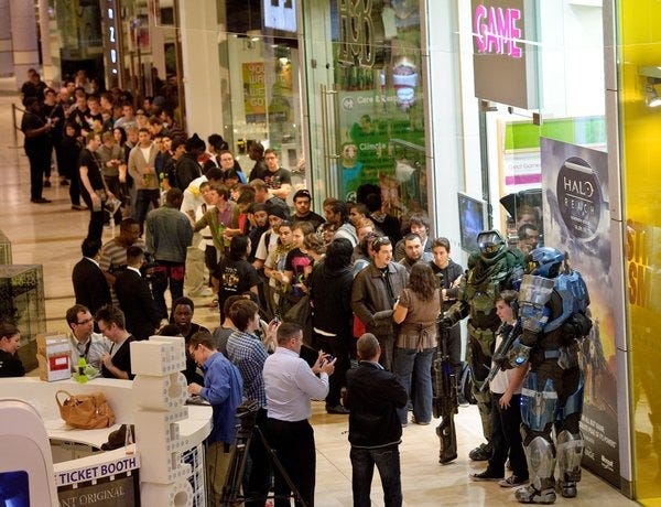 Halo: Reach London midnight launch - GameSpot