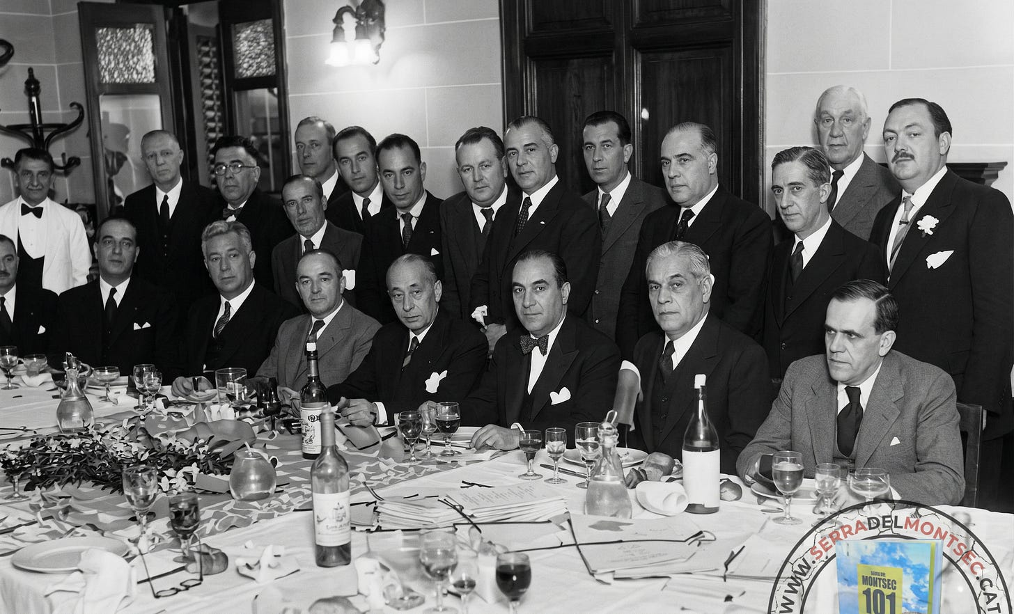 El peu de la foto que acompanyava l’article titulat El President Companys es reuneix a sopar amb els antics redactors i obrers de ”La Lucha” del diari Última Hora de dilluns 1 de juny de 1936 deia: “Ahir a la nit, i al restaurant Can Joanet, de la Barceloneta, el President Companys reuní al voltant de la seva taula els redactors i els obrers que confeccionaren “La Lucha”, diari republicà on la més alta magistratura de Catalunya dugué a cap brillantíssimes campanyes periodístiques.” El peu de la foto que acompanyava l’article titulat El President Companys es reuneix a sopar amb els antics redactors i obrers de ”La Lucha” del diari Última Hora de dilluns 1 de juny de 1936 deia: “Ahir a la nit, i al restaurant Can Joanet, de la Barceloneta, el President Companys reuní al voltant de la seva taula els redactors i els obrers que confeccionaren “La Lucha”, diari republicà on la més alta magistratura de Catalunya dugué a cap brillantíssimes campanyes periodístiques.”