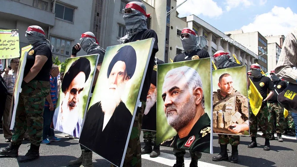 Em uma cena de um dia mais feliz para o regime islâmico, um comício do Dia de Quds apresenta um desfile de forças militares, junto com uma fotografia de Qasem Soleimani, assassinado em janeiro seguinte; Irã Teerã, ...