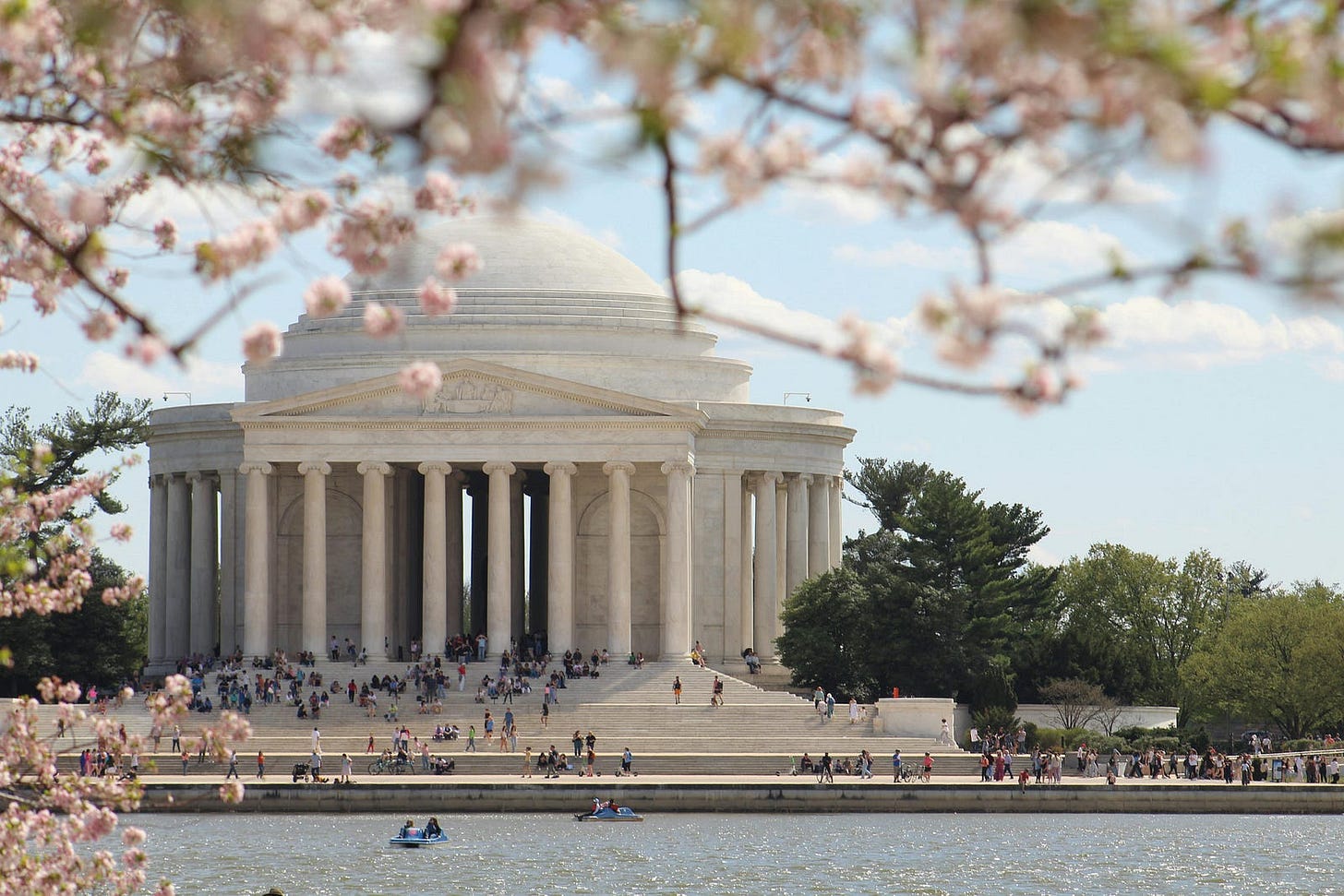 A large white building with columns and a domed roof

AI-generated content may be incorrect.