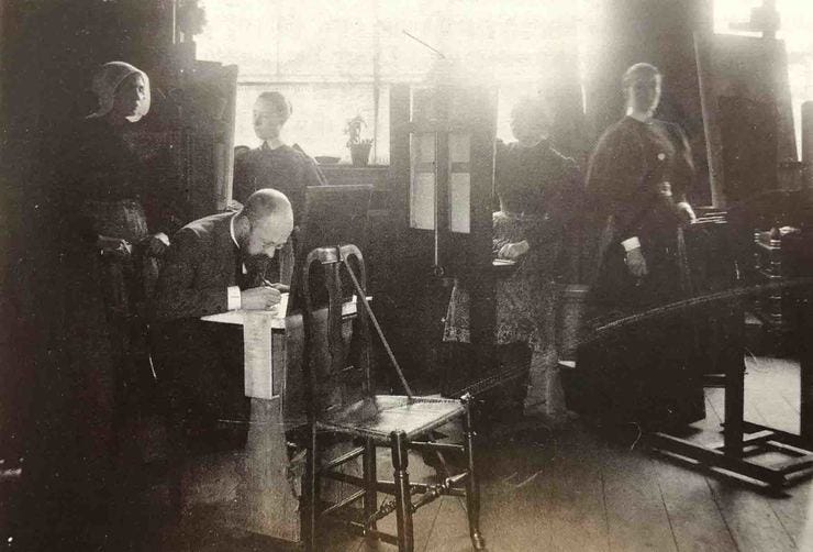 Jan Veth in zijn atelier in Bussum in 1893, geflankeerd door leerlingen. Links van hem Heintje, het meisje dat ook model stond voor Karen Jan Veth in zijn atelier in Bussum in 1893, geflankeerd door leerlingen. Links van hem Heintje, het meisje dat ook model stond voor Karen