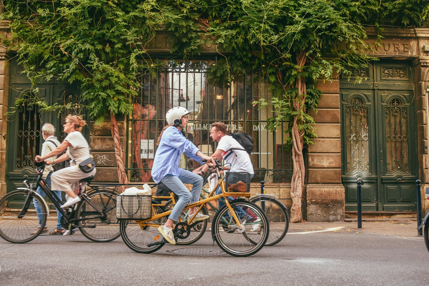 Cyclistes en balade dans une rue