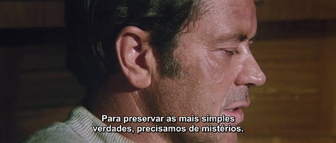 Homem no meio da relva; livro aberto com gravura de Dom Quixote; homem de perfil.