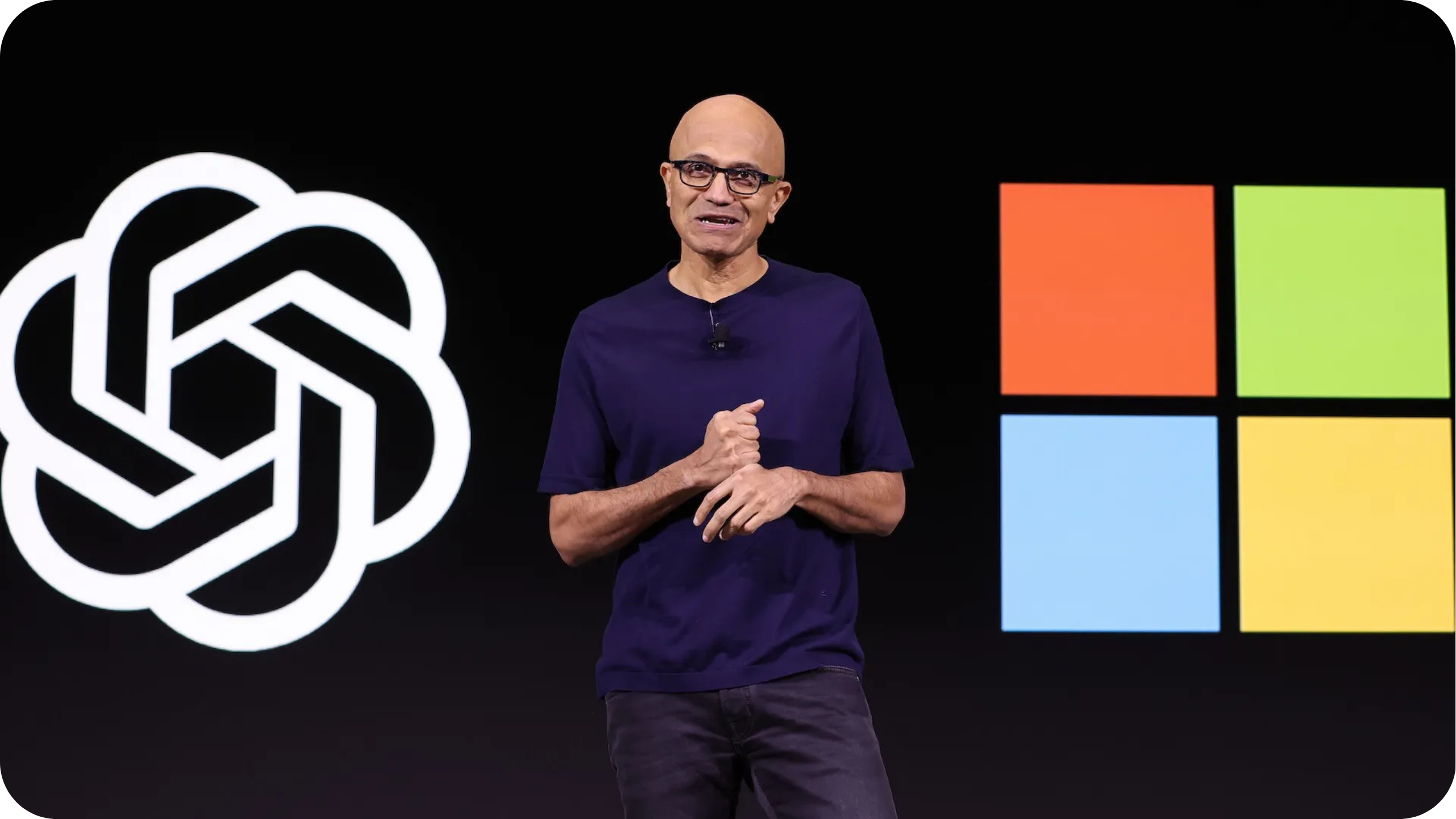 Satya Nadella junto a los logotipos de OpenAI y Microsoft