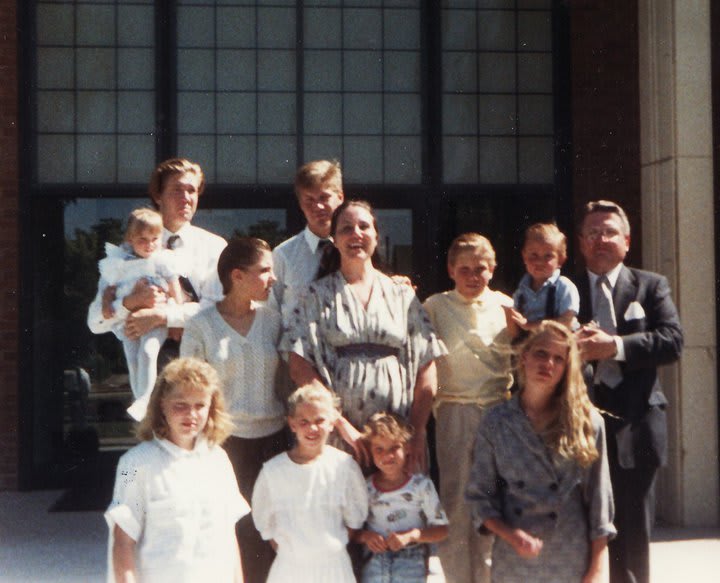 Jaime Buckley in a family picture with parents and siblings