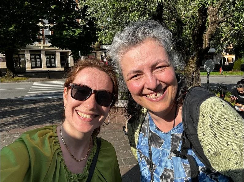 Annalisa e Patrizia - sullo sfondo un angolo di Desenzano del Garda in Lombardia