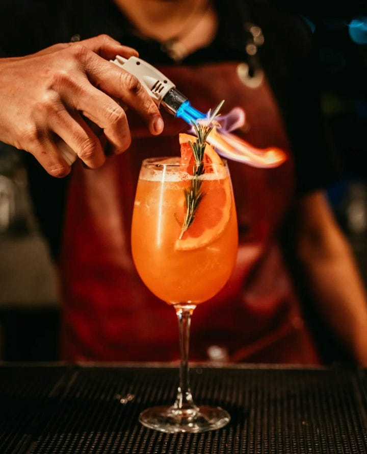 Ciudad de México de noche desde una de las terrAzas bar en CDMX. Y un cocktail flameado.