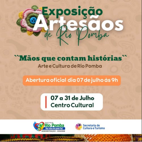 #descrevemospravocê  Exposição Artesãos de Rio Pomba – “Mãos que contam histórias”. Arte e cultura de Rio Pomba. Abertura oficial dia 07 de julho às 9h. A exposição ocorre de 07 a 31 de julho no Centro Cultural.  A imagem é um card digital de divulgação com fundo em tom bege claro decorado com desenhos discretos de elementos artesanais. No canto superior esquerdo há uma flor de fuxico colorida, feita com tecido estampado, folhas verdes e um botão azul no centro, representando o artesanato local. O título principal está em letras grandes, com “Exposição” em azul escuro, “Artesãos” em branco e “de Rio Pomba” em verde. Logo abaixo, o subtítulo “Mãos que contam histórias” está em verde com aspas, seguido de “Arte e Cultura de Rio Pomba” em cinza. Um retângulo laranja central destaca a abertura oficial no dia 07 de julho às 9h, e abaixo, um quadro branco com fundo verde escuro indica o período de 07 a 31 de julho, no Centro Cultural. Na parte inferior, aparecem os logos da Prefeitura de Rio Pomba, com o slogan “Rio Pomba nas mãos de quem faz”, e o logo da Secretaria de Cultura e Turismo, ambos sobre uma faixa colorida com padrões geométricos, trazendo cores vivas que remetem ao artesanato mineiro.