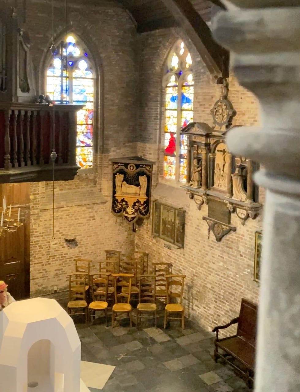 Adornes Domäne Jerusalemkapelle innen bunte Glasfenster, Blick von oben