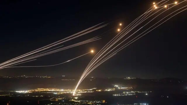 El Domo de Hierro de Israel disparando cohetes para derribar proyectiles lanzados por Hezbolá en agosto de 2024 El Domo de Hierro de Israel disparando cohetes para derribar proyectiles lanzados por Hezbolá en agosto de 2024