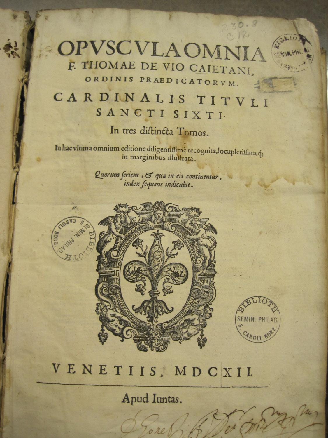 Summa theologiae cum commentariis] Opuscula omnia F. Thomae De Vio Caietani  . . . in tres distincta tomos . . . . [bound with] Divi Thomae de Aquino,  angelici, et s. eccl.
