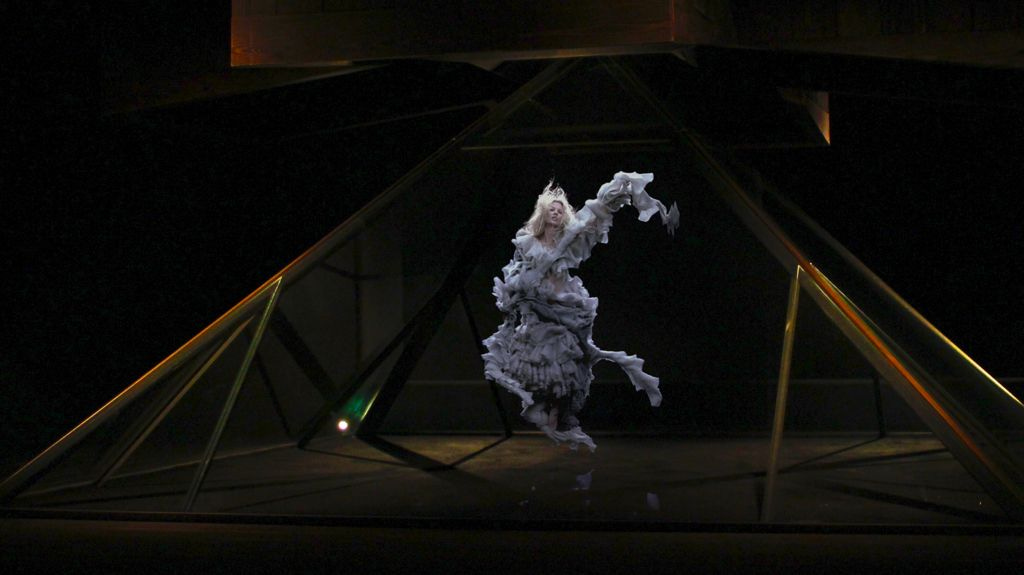 Kate Moss hologram | Alexander mcqueen savage beauty, Savage beauty ...