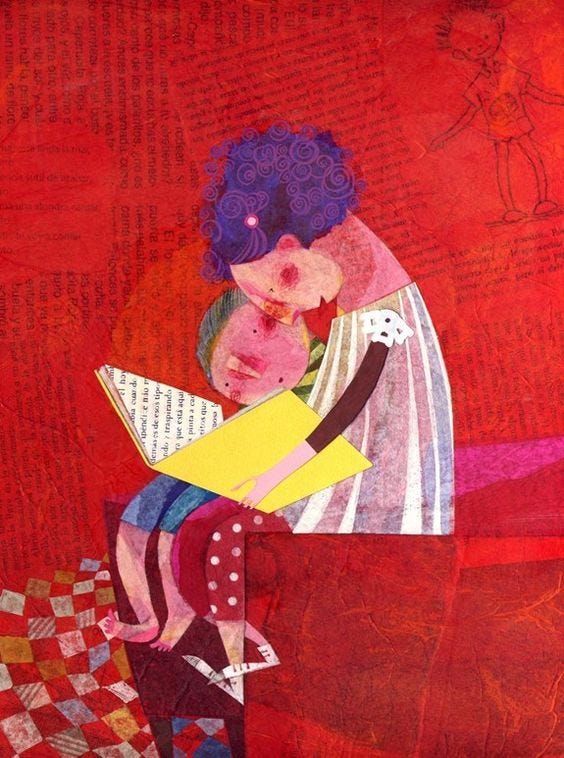 #descrevemospravocê  Ilustração artística com fundo predominantemente vermelho, composto por colagens de diferentes texturas e tons, com trechos de textos em letras pequenas espalhados em diversas direções. No centro da imagem, uma mulher e uma criança compartilham um momento de leitura. A mulher, sentada, segura um livro amarelo aberto, com páginas feitas de recortes de texto impresso. Ela tem pele rosada, cabelos curtos e cacheados em tom de azul escuro e veste uma roupa listrada em branco e lilás, com gola rendada. Seu corpo se inclina levemente para frente, abraçando a criança com um dos braços, enquanto o outro sustenta o livro.  A criança está sentada no colo da mulher, com o corpo aconchegado ao dela e o rosto encostado em seu peito. Tem pele clara, cabelos curtos em tom verde-azulado e usa camiseta azul e bermuda roxa. Seus pés estão descalços, apoiados em um pequeno banco com estampa de bolinhas brancas sobre fundo vinho. O chão ao redor é formado por quadrados coloridos, em tons de vermelho, branco, marrom e amarelo, lembrando um tabuleiro de retalhos. Ao fundo, no canto superior direito, há o esboço de um menino desenhado com traços finos, como se feito a lápis, quase se apagando no fundo vermelho. A cena transmite afeto, acolhimento e conexão por meio da leitura compartilhada.