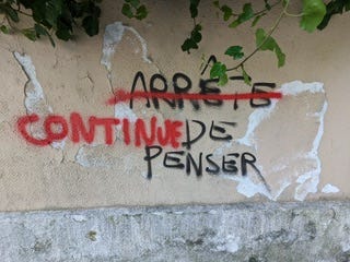 Graffiti: “Continue de penser”