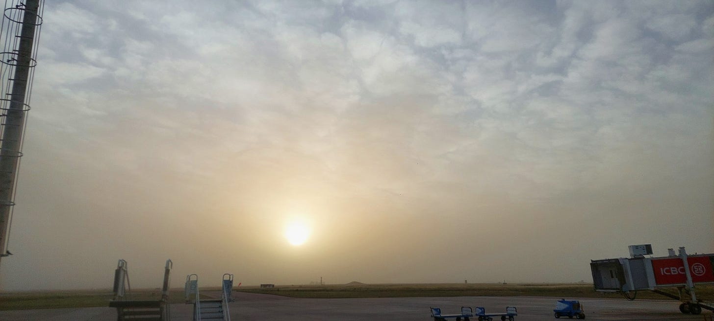 Puede ser una imagen de niebla, horizonte y crepúsculo