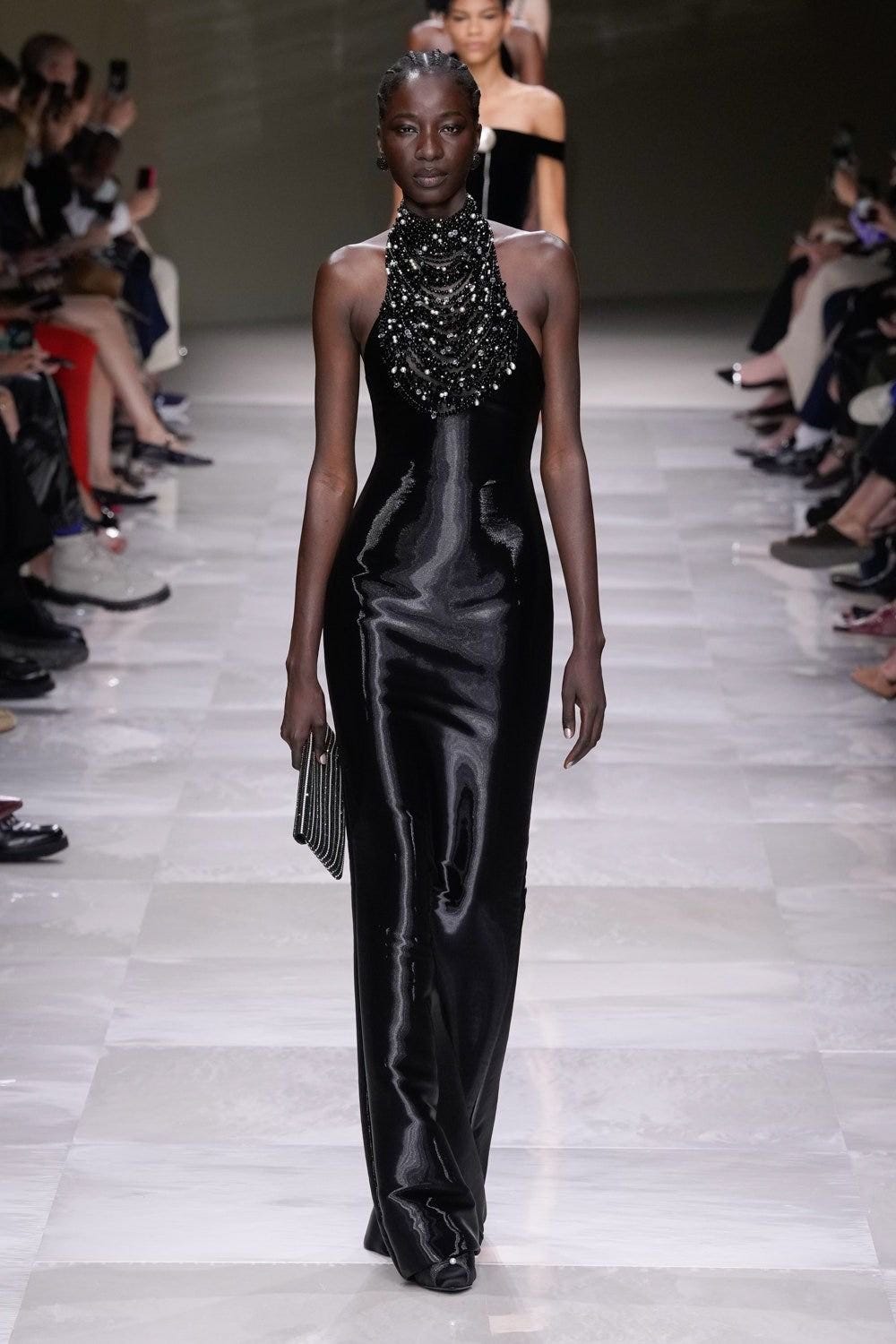 Paris Haute Couture: Giorgio Armani Privé mostra Elegância e Identidade na Alta Costura