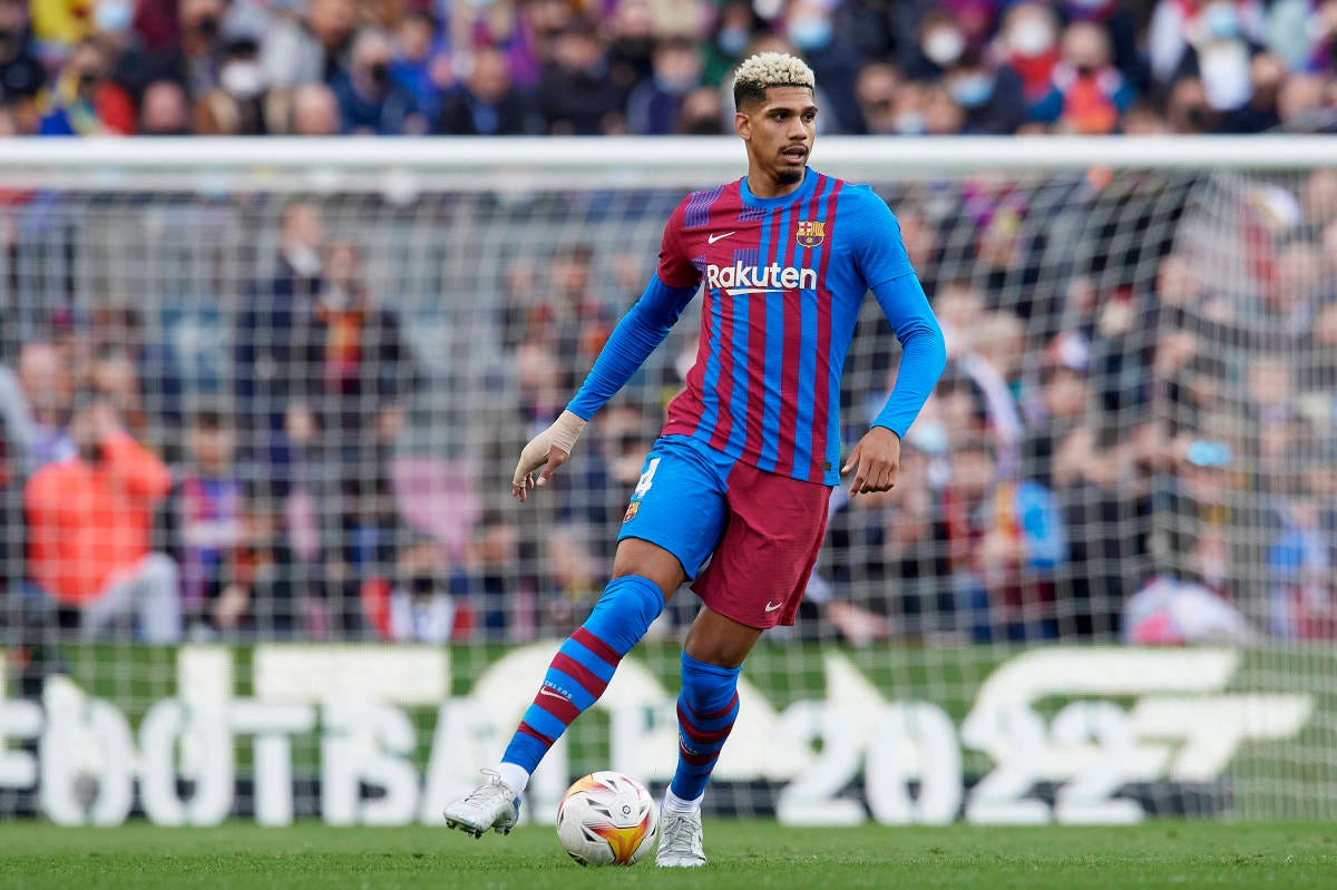 Report: Manchester United Offer £162,000-a-week Contract For Barcelona Star Ronald  Araujo - Sports Illustrated Liverpool FC News, Analysis, and More
