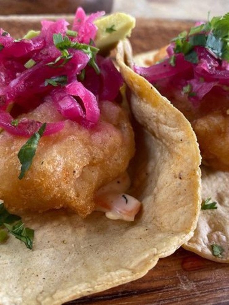 Tacos de ensenada con ensalada de col