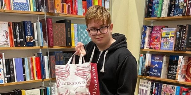 Callum Manning yang Dibully karena Baca Buku Jadi Inspirasi Anak ... Callum Manning yang Dibully karena Baca Buku Jadi Inspirasi Anak ...