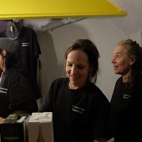 Glada bambinos njuter av en lyckad releasefest.