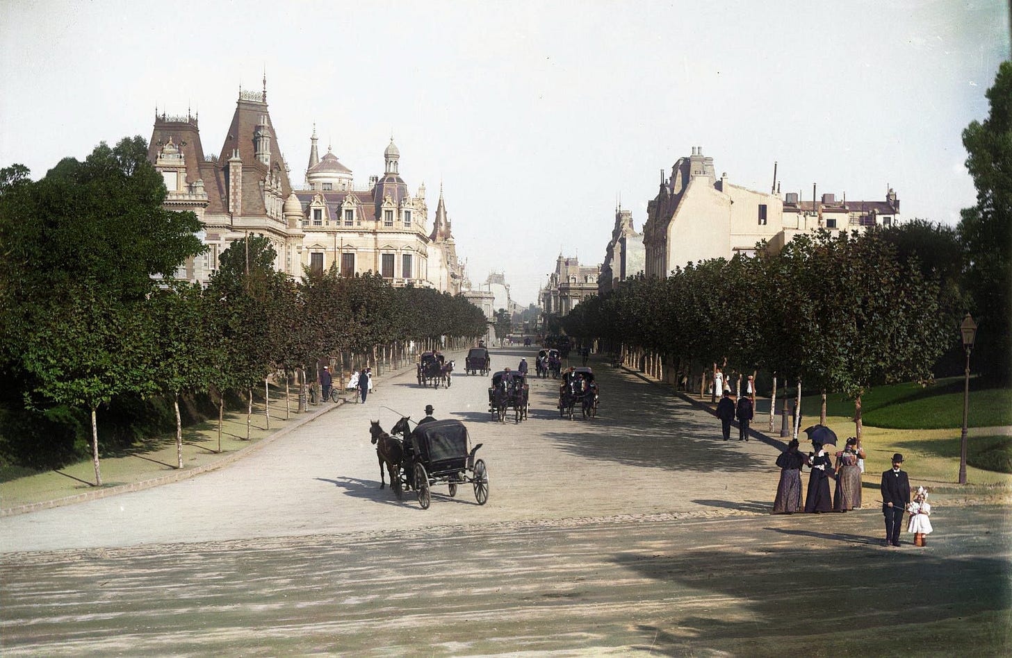 Argentina en Color on X: "📷Avenida Alvear siendo transitada por carruajes  y familias. Buenos Aires. Foto c.1900 🎨 - Se puede ver el Palacio Dosé,  demolido en 1938 . . #vivirencolor #deoldify #