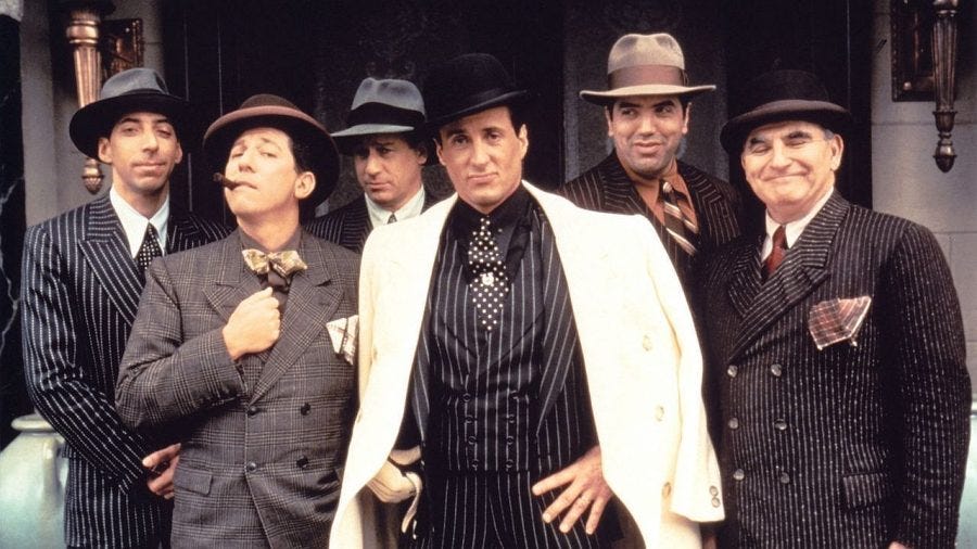 Rok po premierze "Ojca chrzestnego III" Stallone zagrał wreszcie włoskiego gangstera. I wszyscy wiemy jak to się skończyło. Rok po premierze "Ojca chrzestnego III" Stallone zagrał wreszcie włoskiego gangstera. I wszyscy wiemy jak to się skończyło.