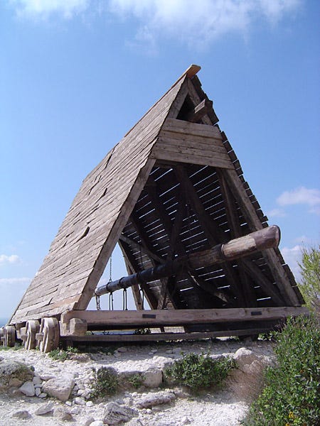 https://upload.wikimedia.org/wikipedia/commons/d/da/Battering_ram.jpg