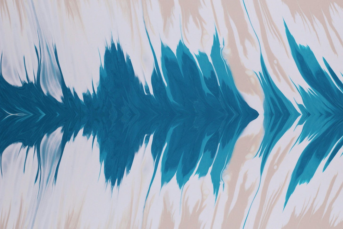 Onda sonora rappresentata con pennellate di colore bianche e beige dove c'è il silenzio, e tonalità di blu-verde acqua dove c'è la fascia orizzontale di suono. Onda sonora rappresentata con pennellate di colore bianche e beige dove c'è il silenzio, e tonalità di blu-verde acqua dove c'è la fascia orizzontale di suono.