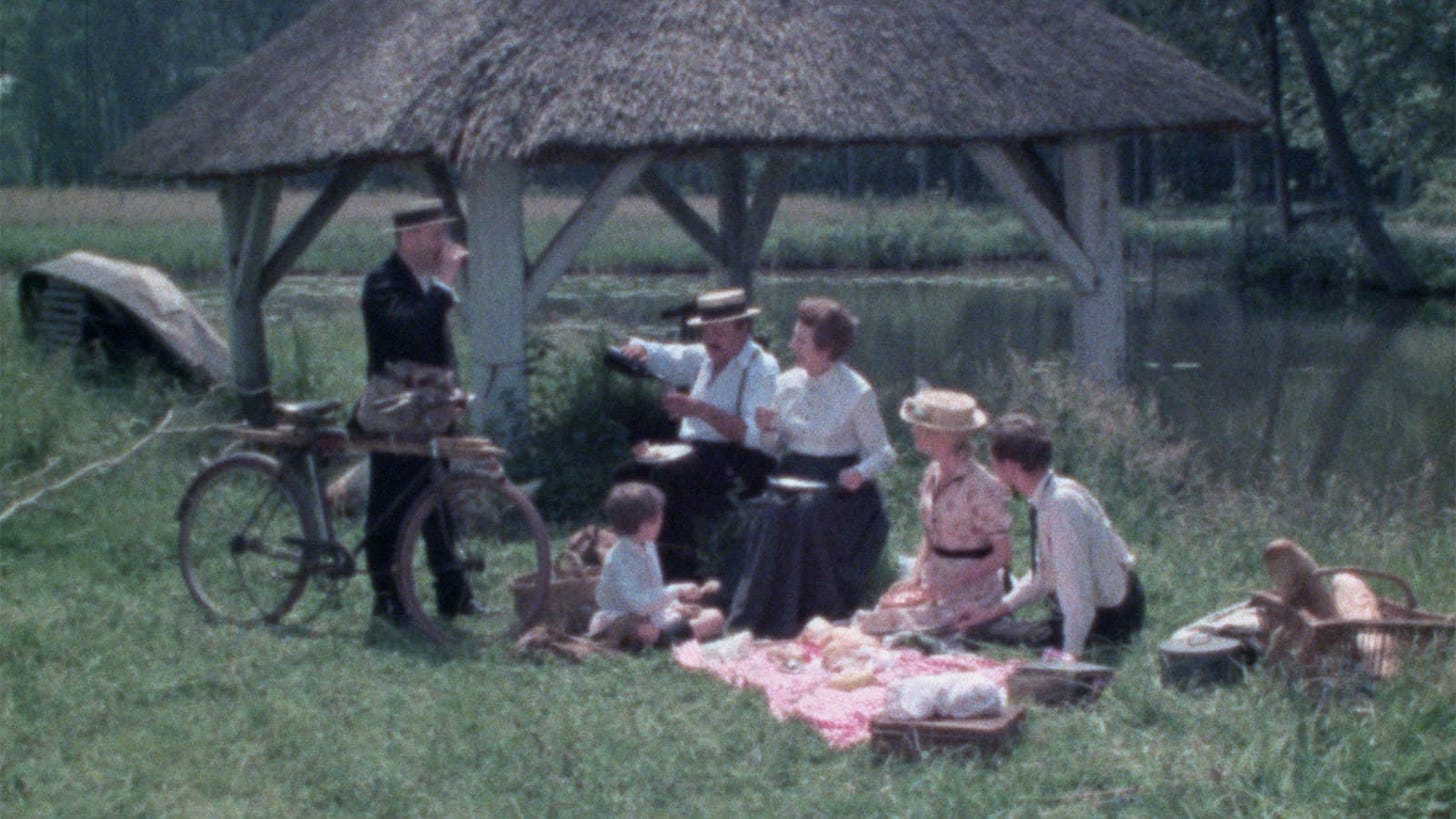 La Maison des bois | Still features a family in the countryside.