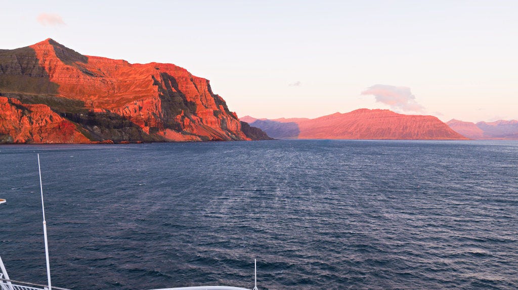 Seyðfirsku fjöllin baða sig í sólaruppkomunni. Seyðfirsku fjöllin baða sig í sólaruppkomunni.