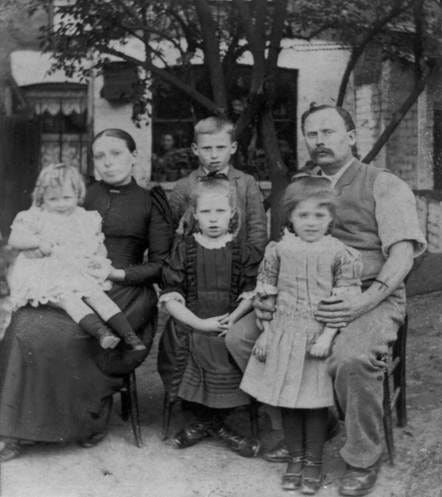 A family posing for a photo

AI-generated content may be incorrect.
