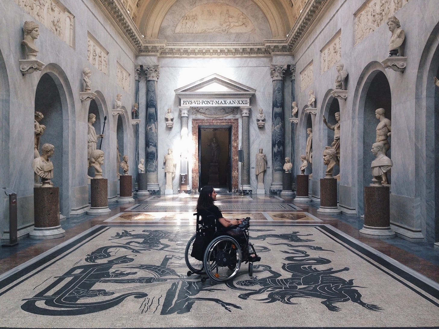 Un modello di sedia a guida autonoma in un museo. Foto di Artribune